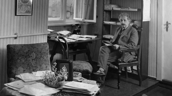140 років тому народився Альберт Ейнштейн. Ось уривок із книги «Ейнштейн. Життя і всесвіт генія» — про теорію відносності та дружину вченого