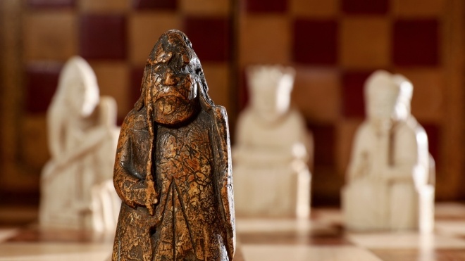На аукционе в Лондоне выставили шахматную фигуру XII века, которую случайно нашла семья из Шотландии. Цена стартует от 1 млн фунтов