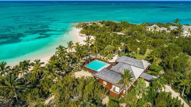 Голливудский актер Брюс Уиллис продает свой пляжный комплекс с пиратским кораблем в Карибском море за $33 млн