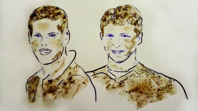 Художница нарисовала грудью и грязью портреты российских футболистов, устроивших драку в Москве 