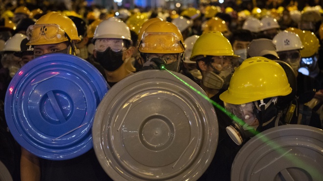 В Гонконге третий месяц продолжаются массовые протесты. На стороне властей полиция и «титушки» из триад, митингующие применяют тактику Брюса Ли