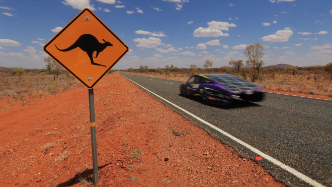 В Австралии проходит гонка машин на солнечных батареях. Зачем ее проводят и как это выглядит?