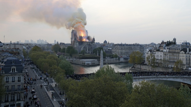 Пожар в соборе Парижской Богоматери. Крыша и шпиль обвалились, остался каркас здания. Что известно к этому часу?