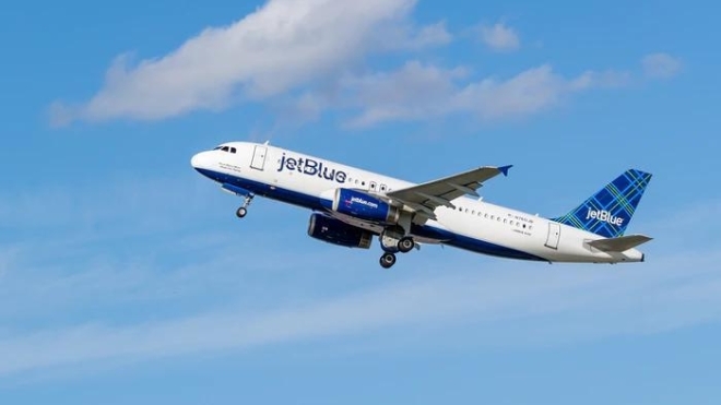 Авіакомпанія JetBlue звільняє частину працівників, але натомість пропонує 9 років безкоштовних рейсів