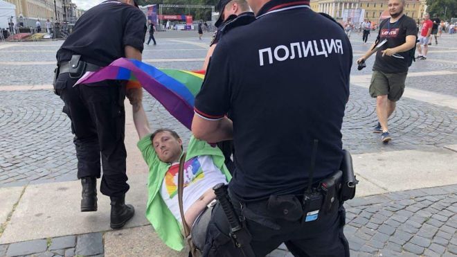 В Санкт-Петербурзі ЛГБТ-спільнота спробувала провести «прайд». Затримали майже 30 людей