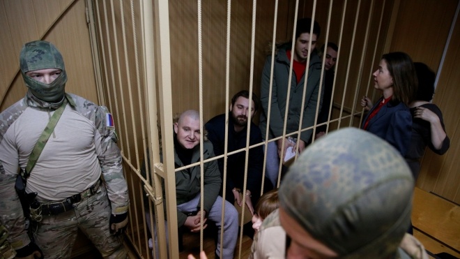 Половине захваченных Россией в Черном море украинских моряков продлили арест до середины весны