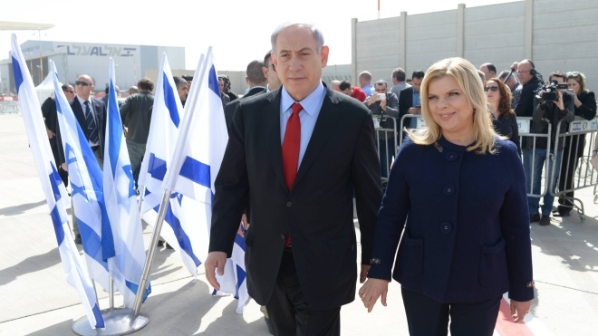 Премьера Израиля и его жену встречали в Киеве «хлебом и солью». Его супруга покрошила каравай на пол
