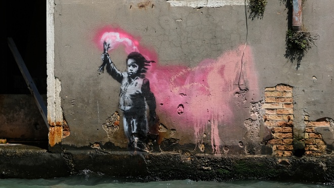 Наводнение в Венеции затопило граффити Бэнкси с ребенком-беженцем