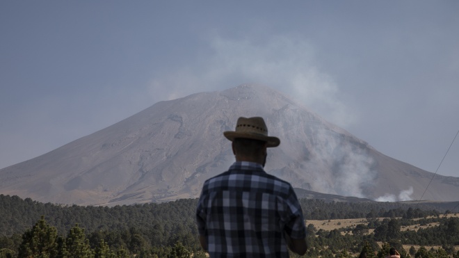 У Мексиці оголосили високий рівень небезпеки через виверження диму та лави з вулкану Попокатепетль