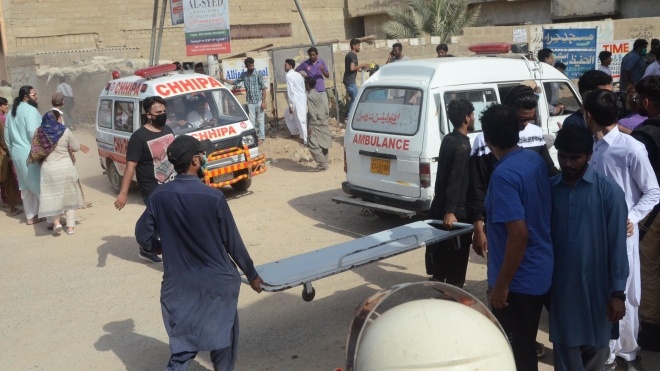 В Пакистане при посадке разбился пассажирский самолет. На борту было более 90 человек