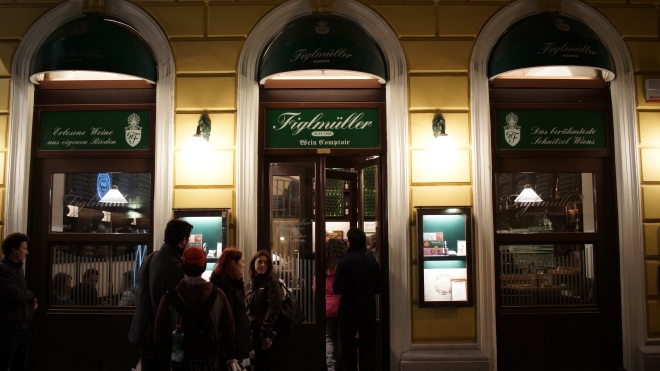 В одному з найвідоміших ресторанів Відня сталася стрілянина. Злочинцеві вдалося втекти