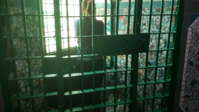 У Дніпровській установі виконання покарань засуджених тримають у метрових клітках і годують зіпсованими консервами
