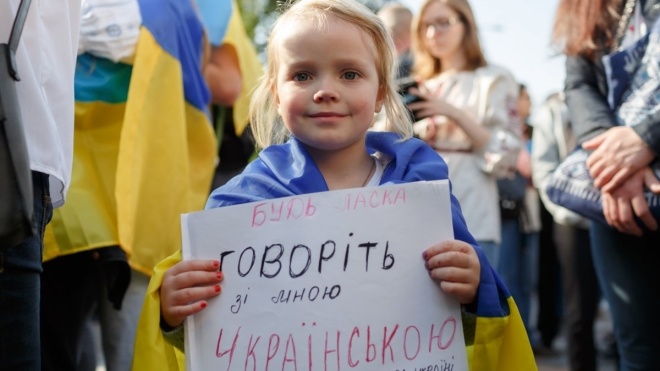 С сегодняшнего дня украинцев должны обслуживать на украинском языке. Но штрафовать начнут в 2022 году