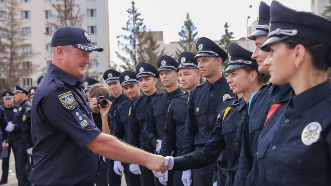 Аваков пообещал полицейским льготные квартиры и скидки на ипотеку за рождение детей