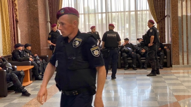 Под суд, где Стерненко будет обжаловать свой арест, стянули полицию и Нацгвардию. Больше, чем на предыдущее заседание
