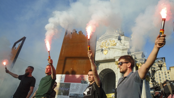 На Майдані мітингували проти реєстрації Клюєва та Шарія кандидатами в депутати. Завтра ЦВК має її переглянути — фоторепортаж theБабеля