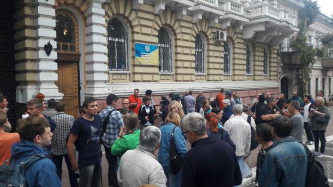Покушение на Михайлика: в Одессе люди требовали отставки главы полиции. Обещают приходить под главк каждый день