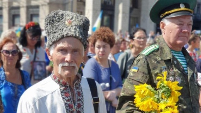 В Киеве начался марш УПА. Участники требуют не открывать рынок земли и отказаться от «формулы Штайнмайера»