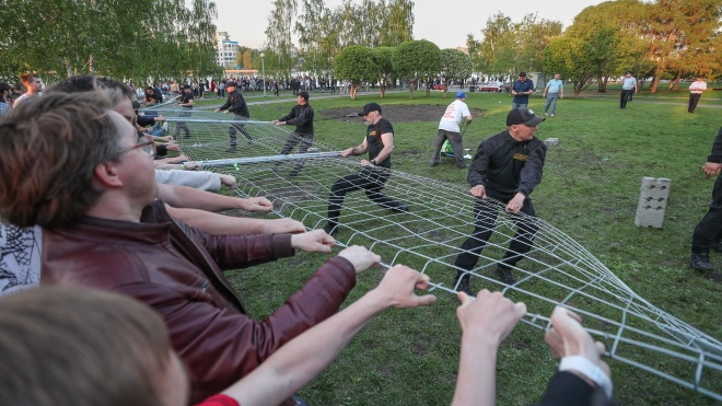 «Кто не скачет — тот за храм!» В российском Екатеринбурге два дня протестуют против застройки сквера