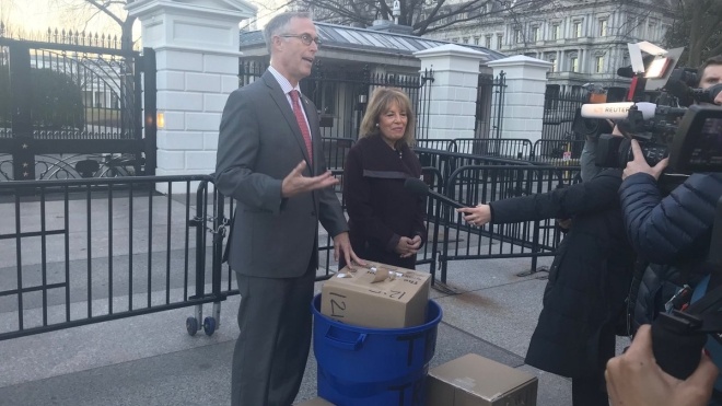 Под Белый дом принесли мусор из национальных парков США. Его не убирают из-за «шатдауна»