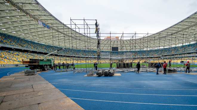 4 дня до второго тура. Зеленский и Порошенко монтируют на «Олимпийском» две сцены — фоторепортаж