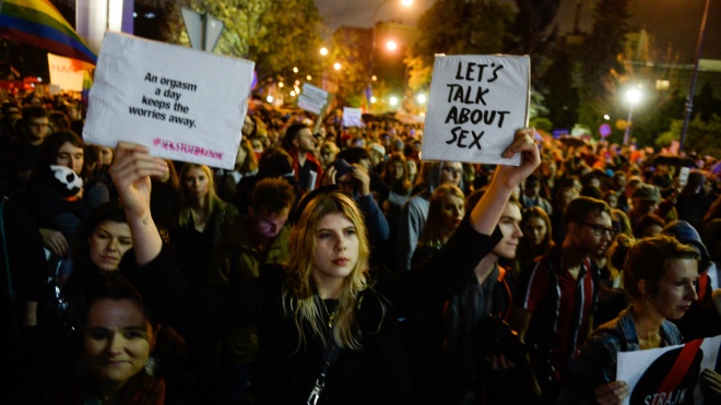 У Польщі другий день протестують за право отримання сексуальної освіти. У чому справа?