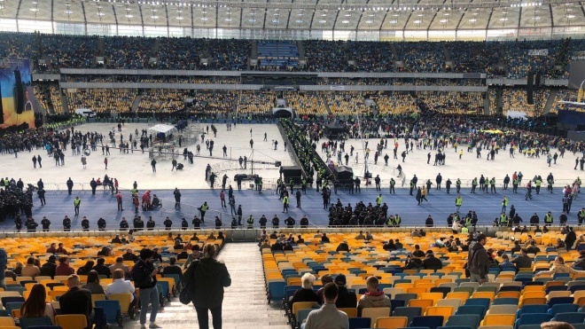 На «Олимпийском» — два концерта перед дебатами. Артисты со сцен Зеленского и Порошенко перекрикивают друг друга