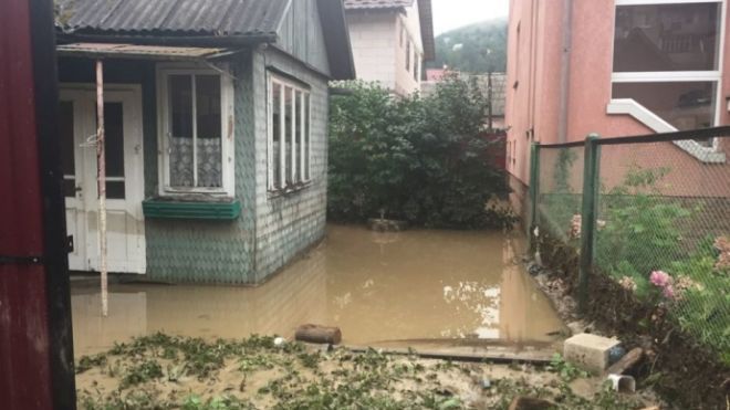 Через зливи в Рахові Закарпатської області обвалився міст