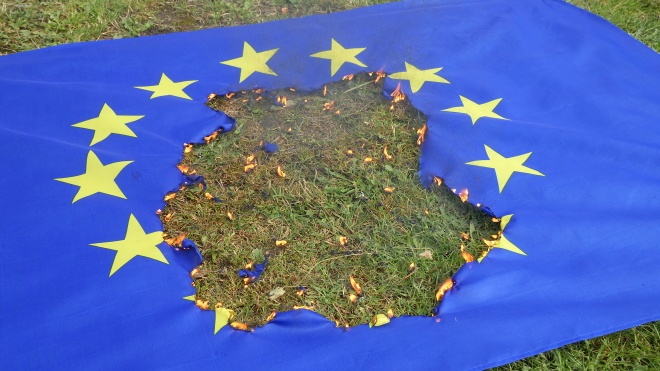 В Германии криминализовали надругательство над флагом ЕС
