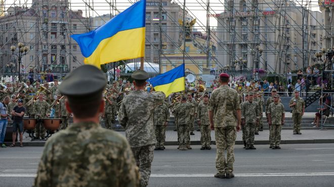 Слава Україні: Порошенко подав законопроект про нове привітання в армії