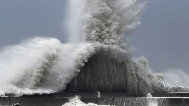Мощный тайфун в Японии: погибло 11 человек, еще 300 — ранены