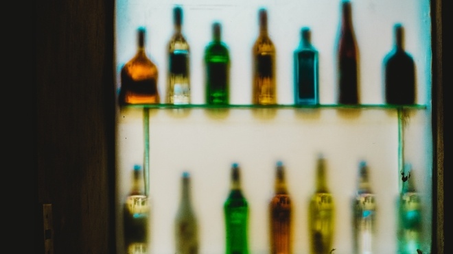 В Естонії через коронавірус обмежать продаж алкоголю — люди часто інфікуються на вечірках