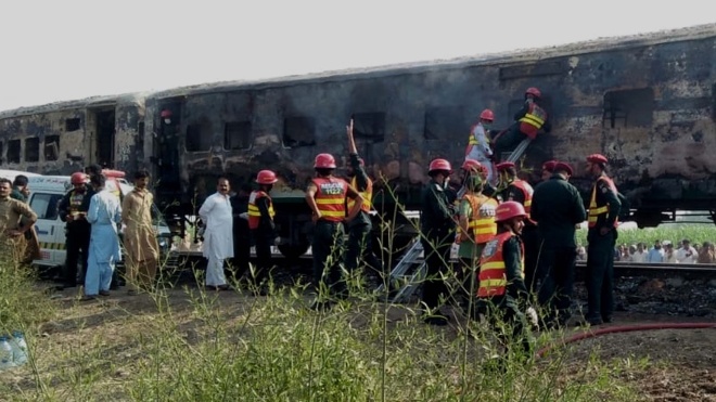 В Пакистане на ходу загорелся поезд. Погибли более 60 человек