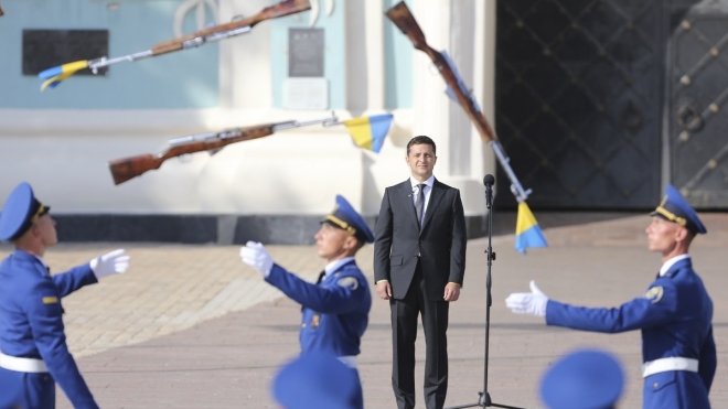 Зеленский поднял флаг Украины на Софийской площади в Киеве