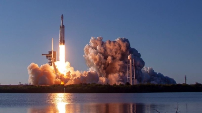 Falcon Heavy вывела саудовский спутник на орбиту. Все три ступени ракеты впервые успешно вернулись на Землю