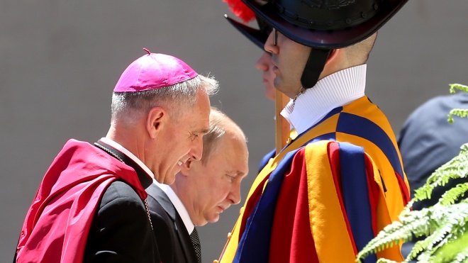 Путін втретє зустрівся з Папою Римським Франциском. І знову запізнився