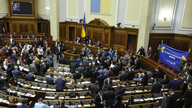 Рада продолжила рабочий день до 15:00. Трибуна парламента заблокирована