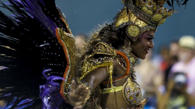 У Ріо проходить Бразильський карнавал.  Подивіться фотографії його головної події — битви шкіл самби