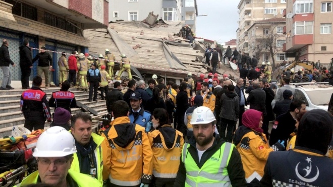 В Стамбуле обрушилось здание, есть жертвы