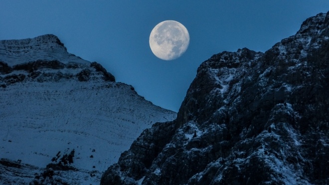 Шматок Місяця, що впав на Землю, продали за $600 тисяч на аукціоні. Метеорит поїхав до Вʼєтнаму