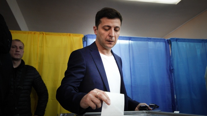 Зеленский проголосовал в Киеве. На участке образовалась давка