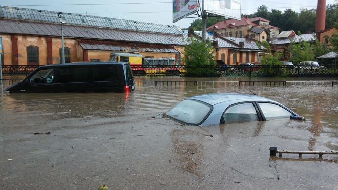 Злива у Львові: затоплені вулиці і підземні переходи