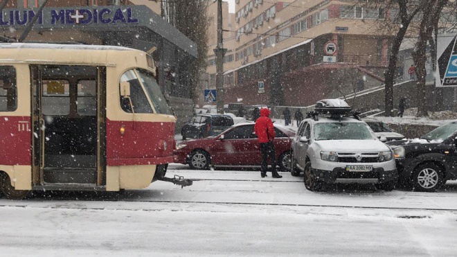 Киев засыпало первым снегом. Город парализовали пробки и ДТП