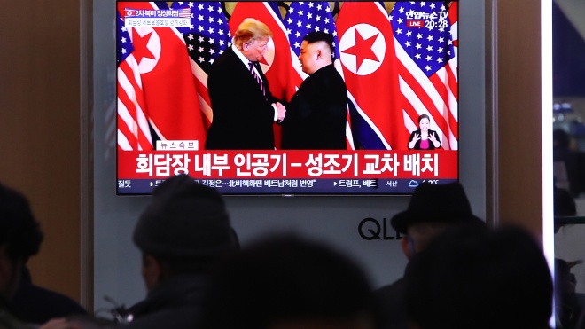Пожали руки и пошли на закрытый ужин: в Ханое встречаются Дональд Трамп и Ким Чен Ын