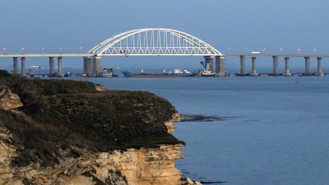 Танкер перекрыл проход кораблям ВМС Украины под аркой Крымского моста