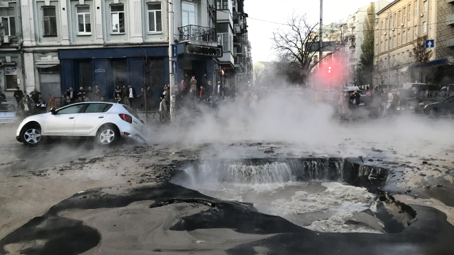 В центре Киева под землю целиком ушел перекресток с автомобилем. Почему это произошло и как это исправить — объясняет экономист Глеб Буряк