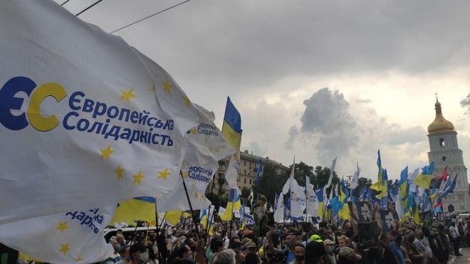 Депутати «Євросолідарності» виступили на підтримку Порошенка. Під Печерським судом його підтримують сотні людей