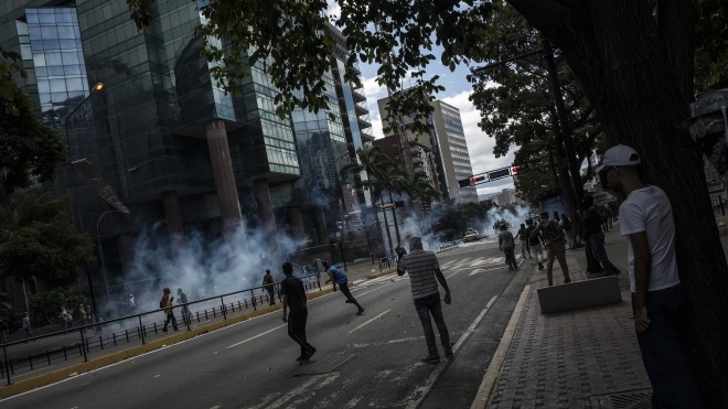Протесты в Венесуэле: во время столкновений погибли 16 человек, среди них — подросток