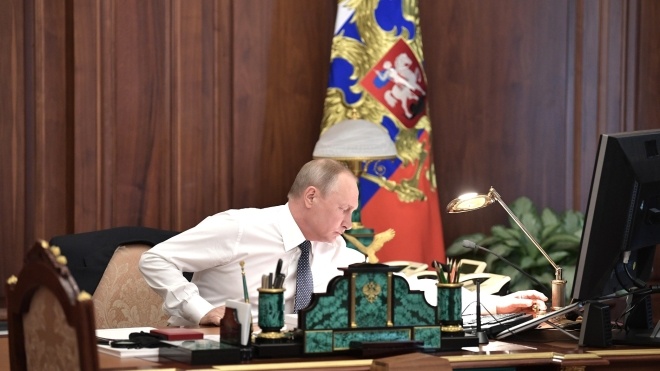 «Серьезно озабочен». Путин отреагировал на введение военного положения в Украине