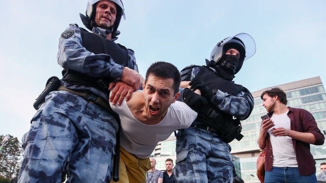 У Москві затримали понад 500 мітингувальників. Росгвардійці «пакують» людей в автозаки та гемселять кийками
